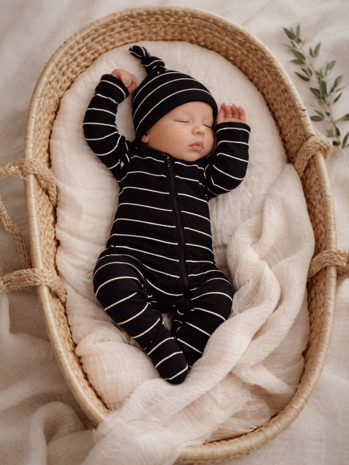 black/white stripe / ribbed 2-way zip footie