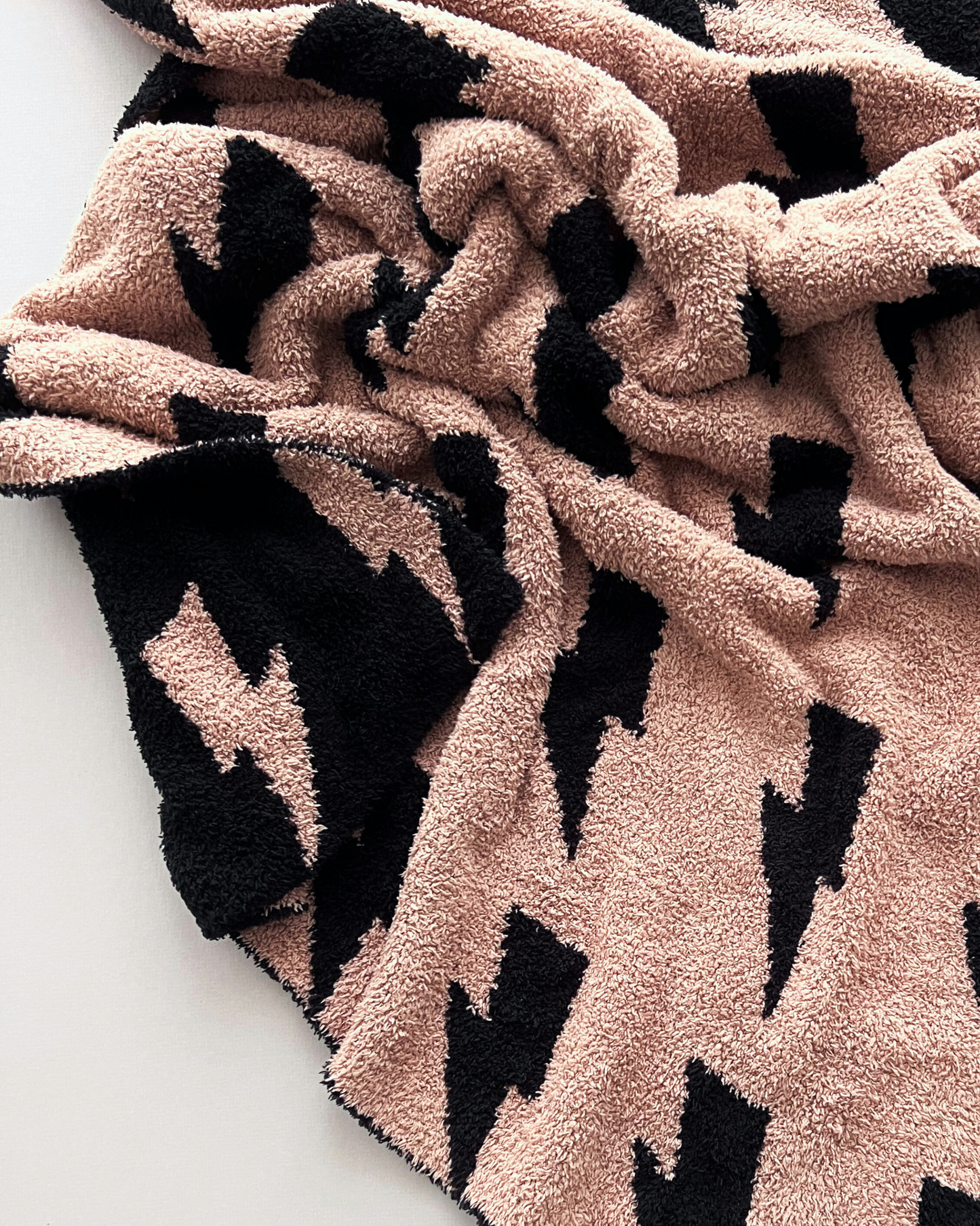 lightning bolt fuzzy blanket | mocha - Ivory Soul