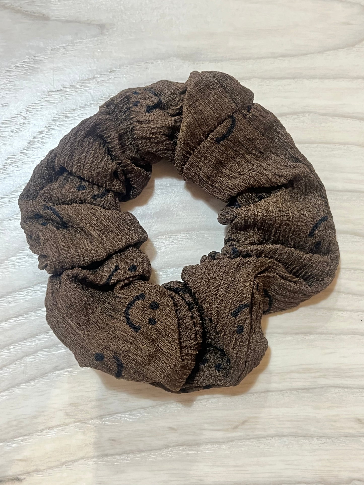 happy face scrunchy - Ivory Soul
