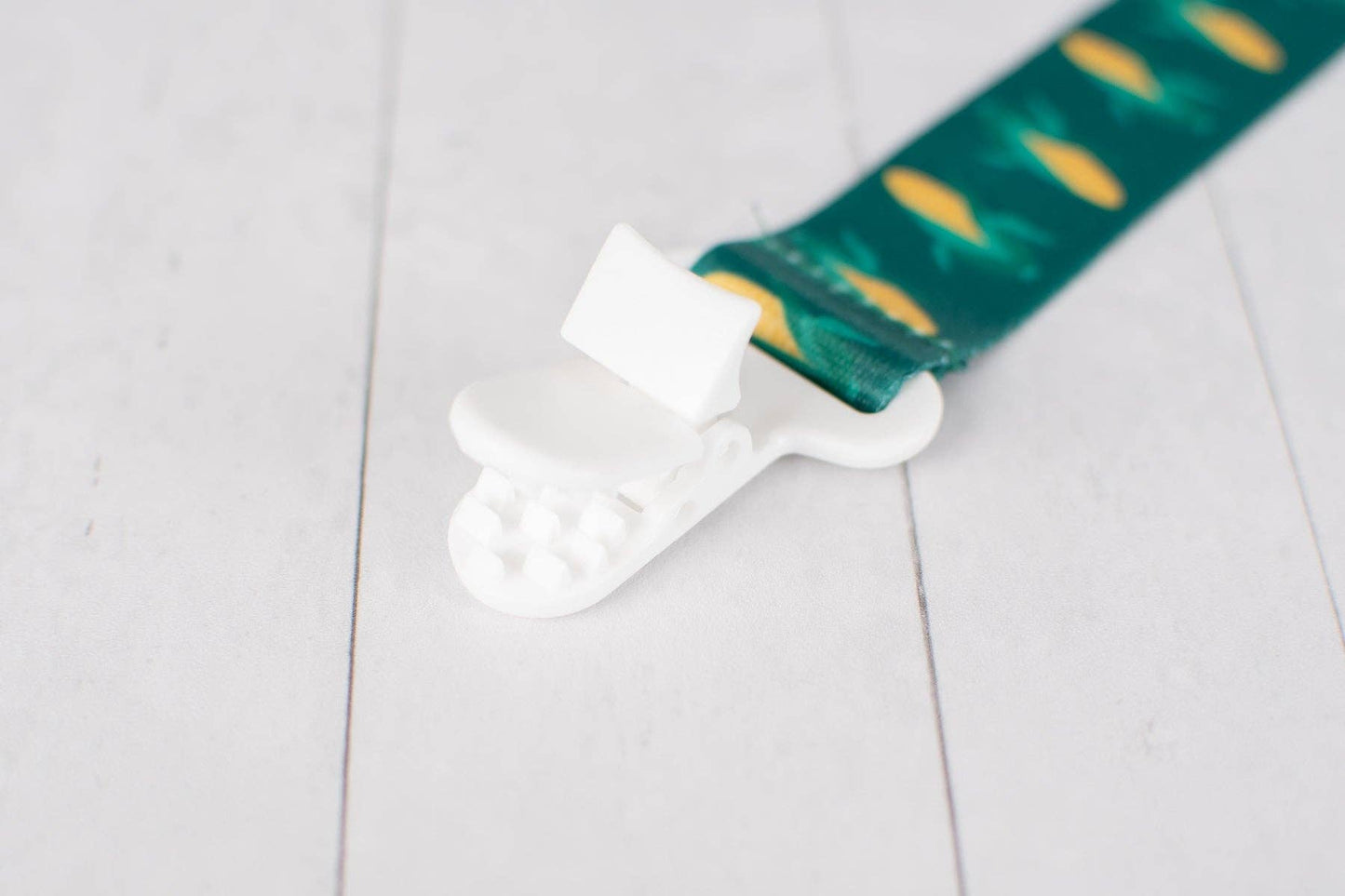 retro corn paci clip