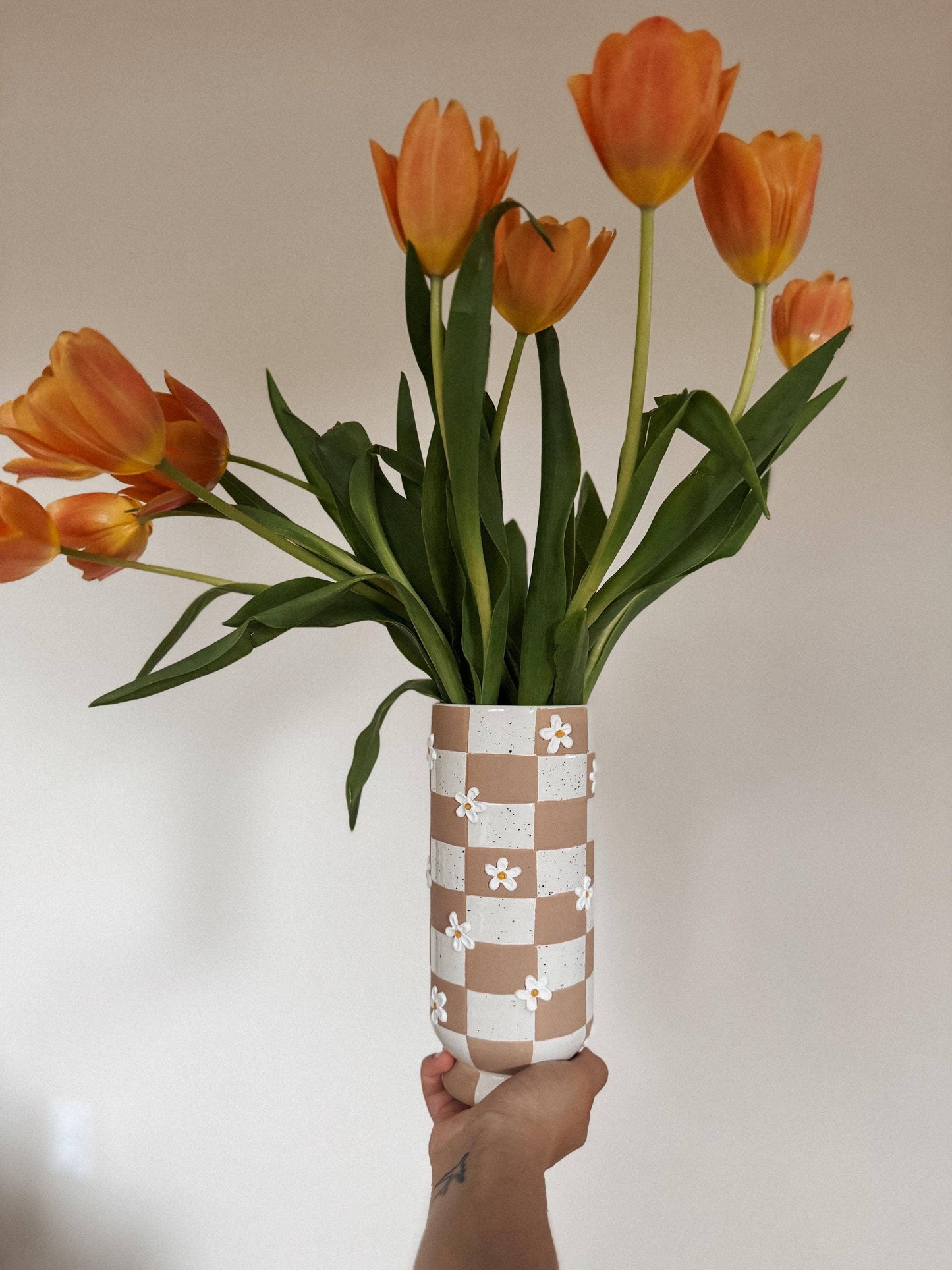 checkered textured daisy vase