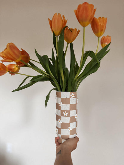 checkered textured daisy vase