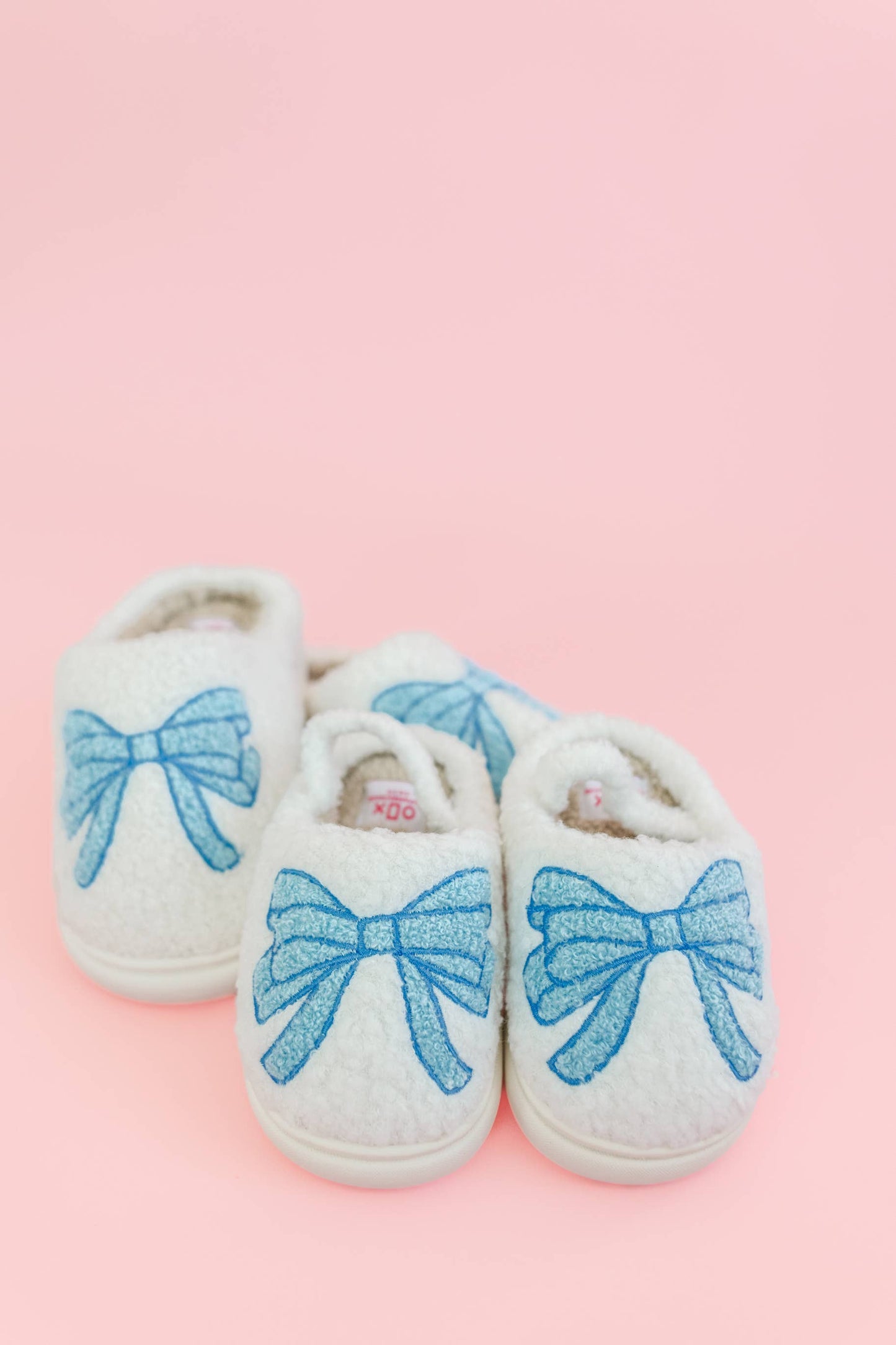 fuzzy plush slippers with blue bow - toddler/kids