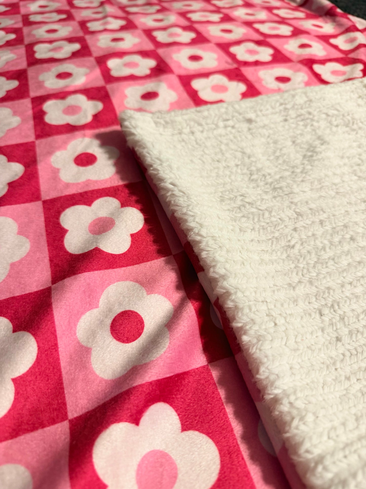 pretty in pink daisy toddler blanket | 27x37