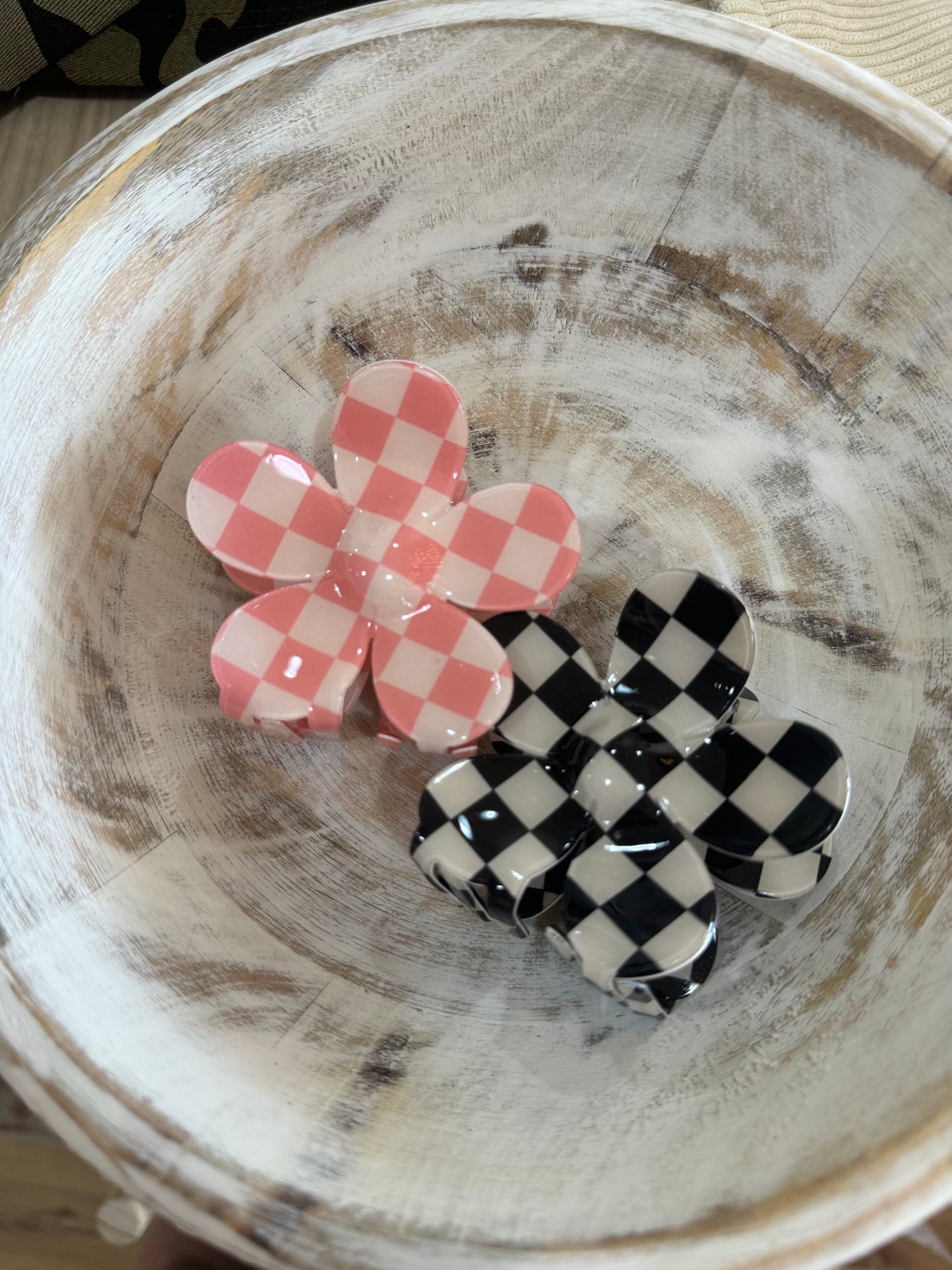 oversized checkered flower claw clips