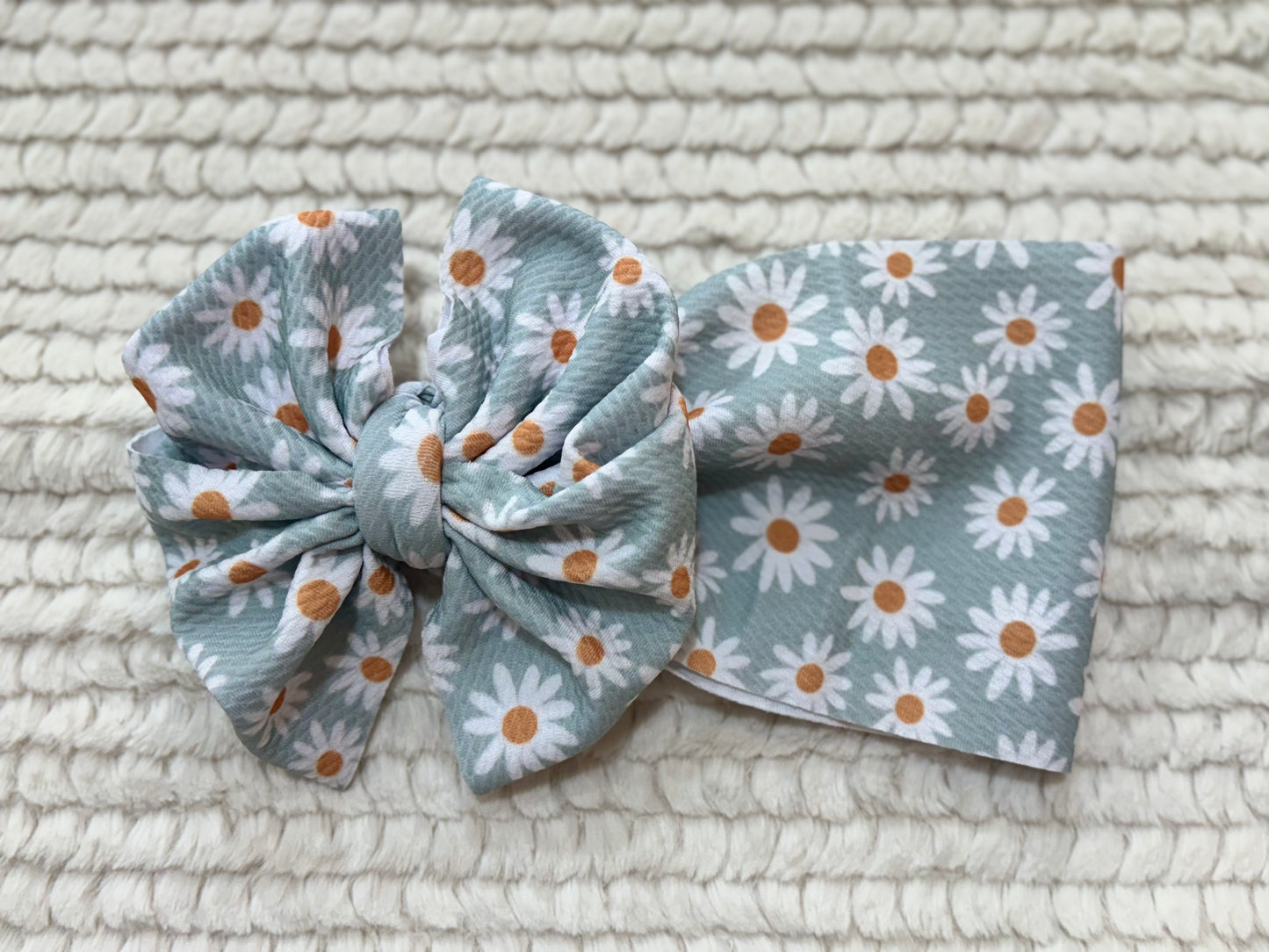 blue daisies bow