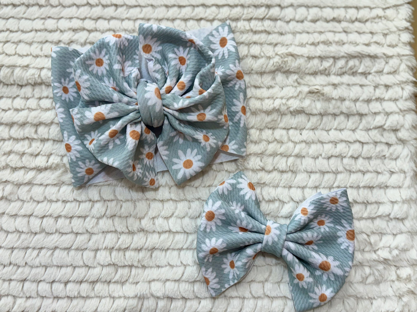 blue daisies bow