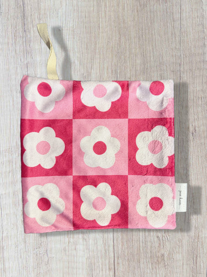pretty in pink daisy pacifier blanket