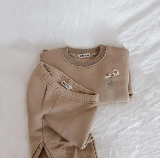 embroidered daisy sweatshirt + sweatpants set • light brown